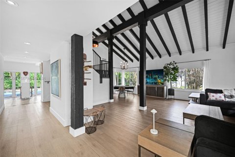 House in Miami, Florida 4 bedrooms № 2043173