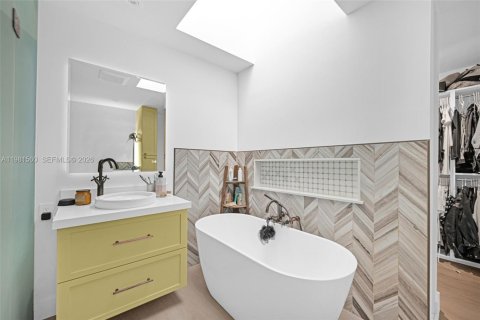 Villa ou maison à vendre à Miami, Floride: 4 chambres № 2043173 - photo 3