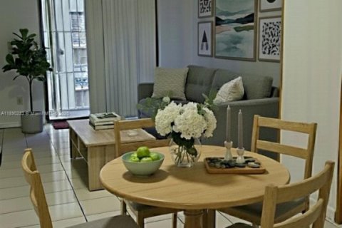 Copropriété à louer à Hialeah, Floride: 2 chambres, 82.96 m2 № 1946845 - photo 1