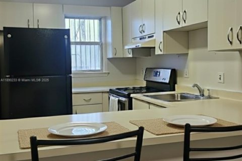 Copropriété à louer à Hialeah, Floride: 2 chambres, 82.96 m2 № 1946845 - photo 2