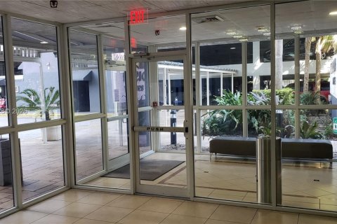 Copropriété à louer à Miami, Floride: 2 chambres, 84.91 m2 № 2076422 - photo 2