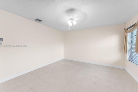 House in Miami, Florida 3 bedrooms, 153.57 sq.m. № 1921293 - photo 15
