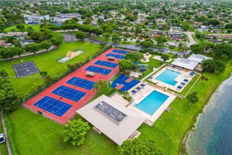 House in Miami, Florida 3 bedrooms, 153.57 sq.m. № 1921293 - photo 29
