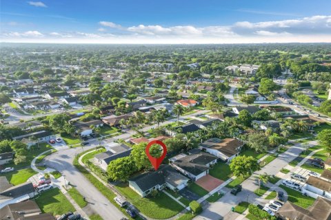 House in Miami, Florida 3 bedrooms, 153.57 sq.m. № 1921293 - photo 26