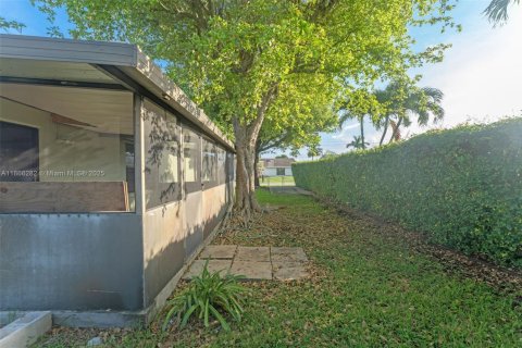 House in Miami, Florida 3 bedrooms, 153.57 sq.m. № 1921293 - photo 20