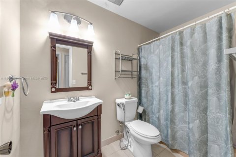 House in Miami, Florida 3 bedrooms, 153.57 sq.m. № 1921293 - photo 13