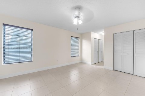 House in Miami, Florida 3 bedrooms, 153.57 sq.m. № 1921293 - photo 16