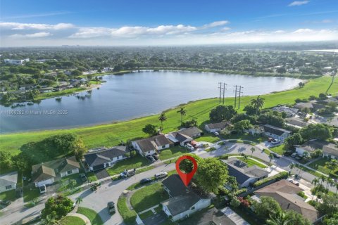 House in Miami, Florida 3 bedrooms, 153.57 sq.m. № 1921293 - photo 4