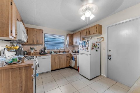 House in Miami, Florida 3 bedrooms, 153.57 sq.m. № 1921293 - photo 9