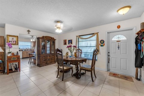 House in Miami, Florida 3 bedrooms, 153.57 sq.m. № 1921293 - photo 7