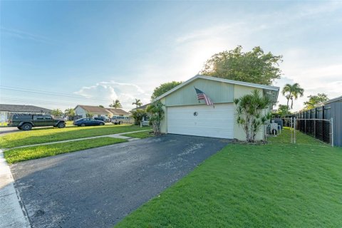 House in Miami, Florida 3 bedrooms, 153.57 sq.m. № 1921293 - photo 3