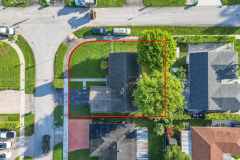 House in Miami, Florida 3 bedrooms, 153.57 sq.m. № 1921293 - photo 2