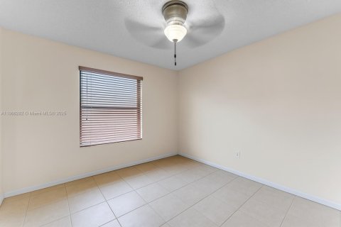 House in Miami, Florida 3 bedrooms, 153.57 sq.m. № 1921293 - photo 14
