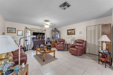 House in Miami, Florida 3 bedrooms, 153.57 sq.m. № 1921293 - photo 6