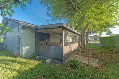 House in Miami, Florida 3 bedrooms, 153.57 sq.m. № 1921293 - photo 19
