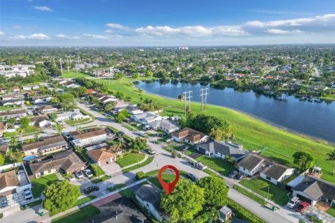 House in Miami, Florida 3 bedrooms, 153.57 sq.m. № 1921293 - photo 24