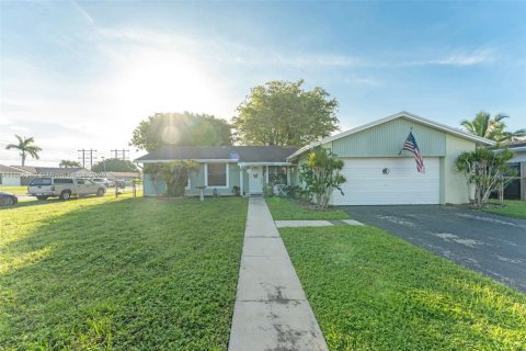 House in Miami, Florida 3 bedrooms, 153.57 sq.m. № 1921293 - photo 1