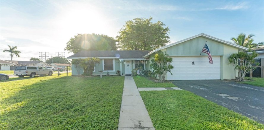 House in Miami, Florida 3 bedrooms, 153.57 sq.m. № 1921293