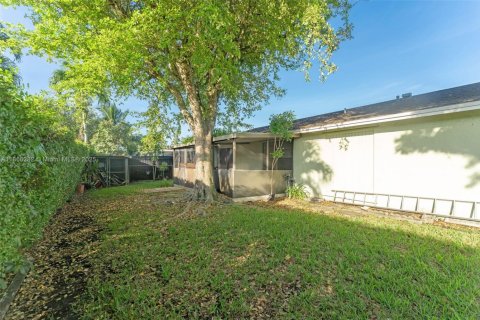 House in Miami, Florida 3 bedrooms, 153.57 sq.m. № 1921293 - photo 22