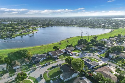 House in Miami, Florida 3 bedrooms, 153.57 sq.m. № 1921293 - photo 23