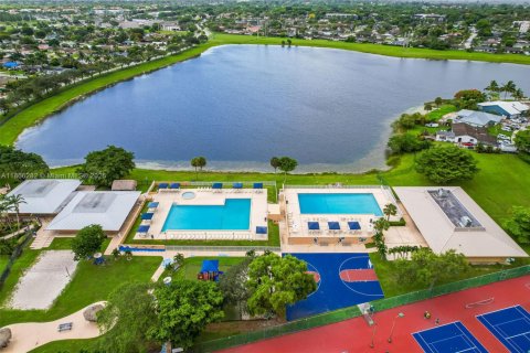 House in Miami, Florida 3 bedrooms, 153.57 sq.m. № 1921293 - photo 30