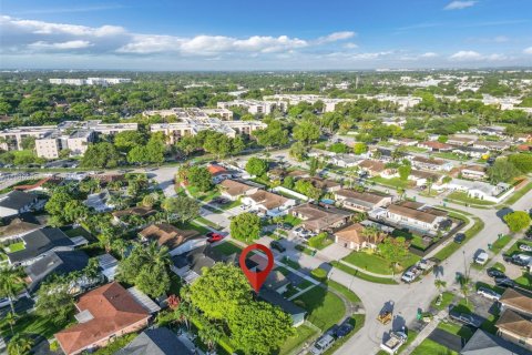 House in Miami, Florida 3 bedrooms, 153.57 sq.m. № 1921293 - photo 25