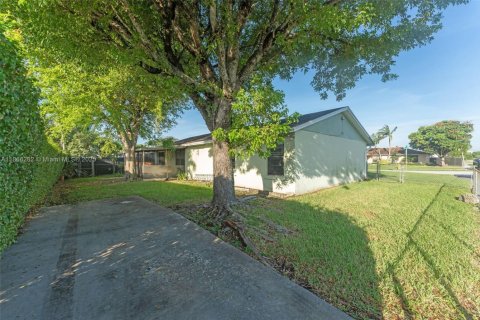 House in Miami, Florida 3 bedrooms, 153.57 sq.m. № 1921293 - photo 21