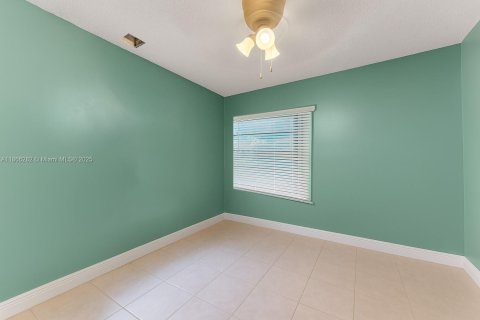House in Miami, Florida 3 bedrooms, 153.57 sq.m. № 1921293 - photo 17