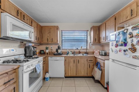 House in Miami, Florida 3 bedrooms, 153.57 sq.m. № 1921293 - photo 10