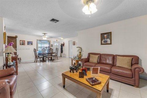 House in Miami, Florida 3 bedrooms, 153.57 sq.m. № 1921293 - photo 5