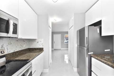 Propiedad comercial en venta en Riviera Beach, Florida, 115.94 m2 № 2007827 - foto 13