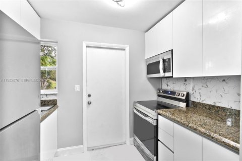 Propiedad comercial en venta en Riviera Beach, Florida, 115.94 m2 № 2007827 - foto 12