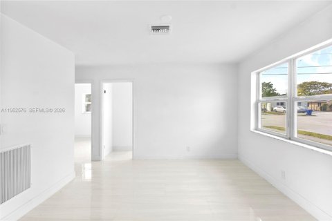 Propiedad comercial en venta en Riviera Beach, Florida, 115.94 m2 № 2007827 - foto 23