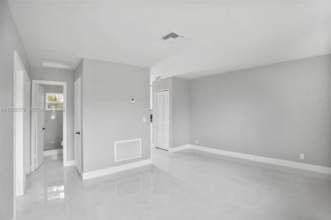 Propiedad comercial en venta en Riviera Beach, Florida, 115.94 m2 № 2007827 - foto 28