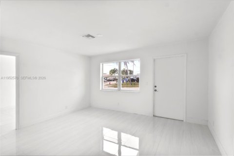 Propiedad comercial en venta en Riviera Beach, Florida, 115.94 m2 № 2007827 - foto 18