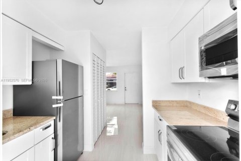 Propiedad comercial en venta en Riviera Beach, Florida, 115.94 m2 № 2007827 - foto 14