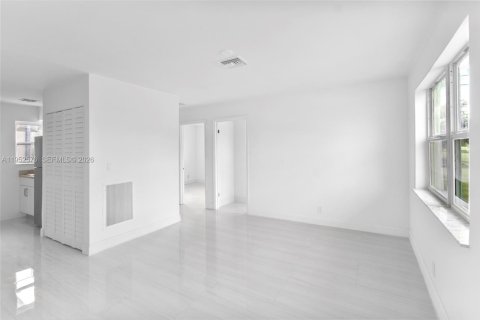 Propiedad comercial en venta en Riviera Beach, Florida, 115.94 m2 № 2007827 - foto 19