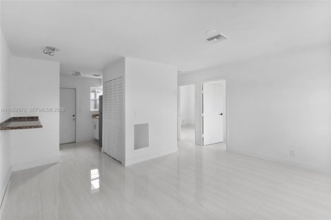 Propiedad comercial en venta en Riviera Beach, Florida, 115.94 m2 № 2007827 - foto 21