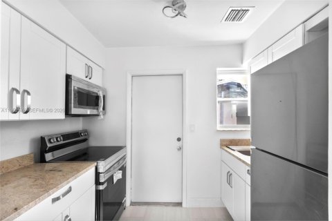 Propiedad comercial en venta en Riviera Beach, Florida, 115.94 m2 № 2007827 - foto 16