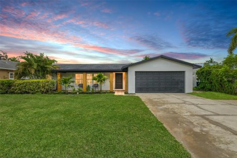 Casa en venta en Saint Petersburg, Florida, 4 dormitorios, 179.3 m2 № 1844506 - foto 1