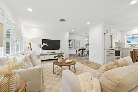 Casa en venta en Saint Petersburg, Florida, 4 dormitorios, 179.3 m2 № 1844506 - foto 11