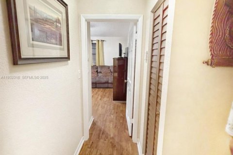 Townhouse in Pembroke Pines, Florida 3 bedrooms, 151.9 sq.m. № 1991463 - photo 23