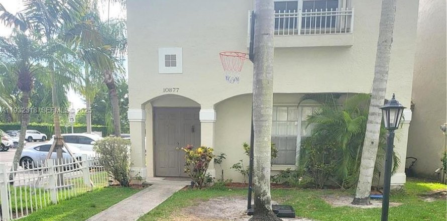 Townhouse in Pembroke Pines, Florida 3 bedrooms, 151.9 sq.m. № 1991463