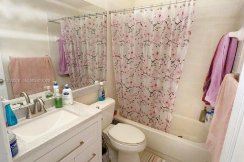 Townhouse in Pembroke Pines, Florida 3 bedrooms, 151.9 sq.m. № 1991463 - photo 19