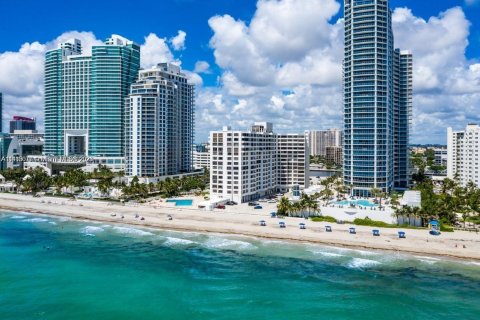 Condominio en alquiler en Hollywood, Florida, 2 dormitorios, 101.26 m2 № 1961222 - foto 1