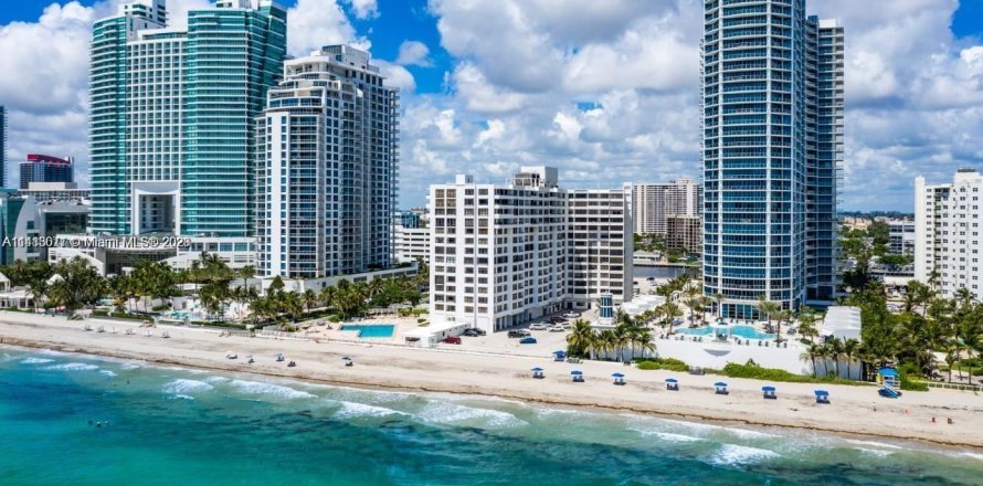 Condominio en Hollywood, Florida, 2 dormitorios  № 1961222