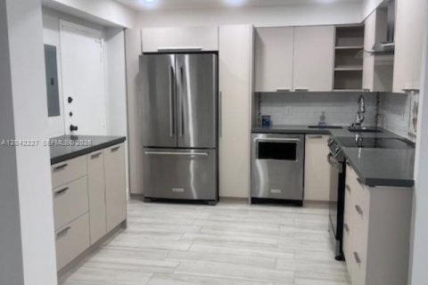 Condo in Sunny Isles Beach, Florida, 2 bedrooms № 2186156 - photo 15