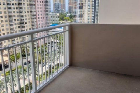 Condo in Sunny Isles Beach, Florida, 2 bedrooms № 2186156 - photo 25