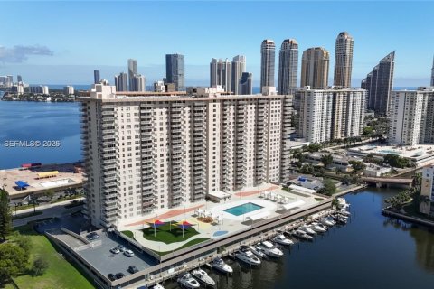 Condo in Sunny Isles Beach, Florida, 2 bedrooms  № 2186156