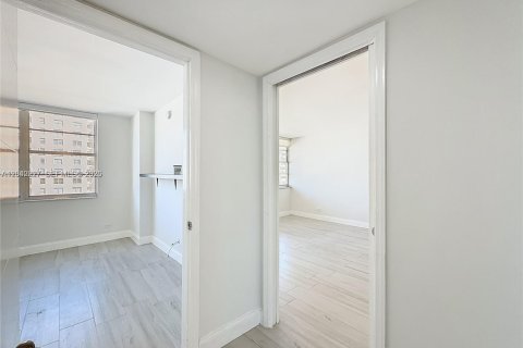 Condo in Sunny Isles Beach, Florida, 2 bedrooms № 2186156 - photo 30